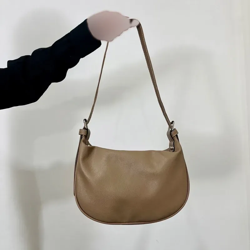 کیف رودوشی شل زنانه جنس چرم مصنوعی دارای بند بلند دستی و دوشی ابعاد 20 در 30 سانت